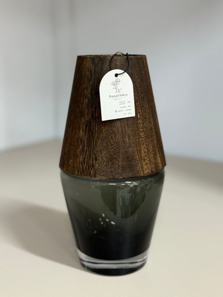 فازا زجاجية مع تغطية خشب